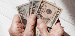 La diferencia entre ambos precios se conoce como spread.