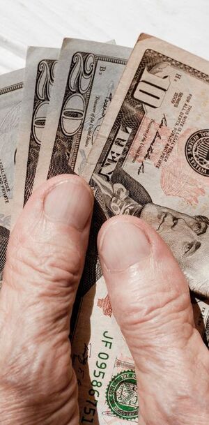 La diferencia entre ambos precios se conoce como spread.