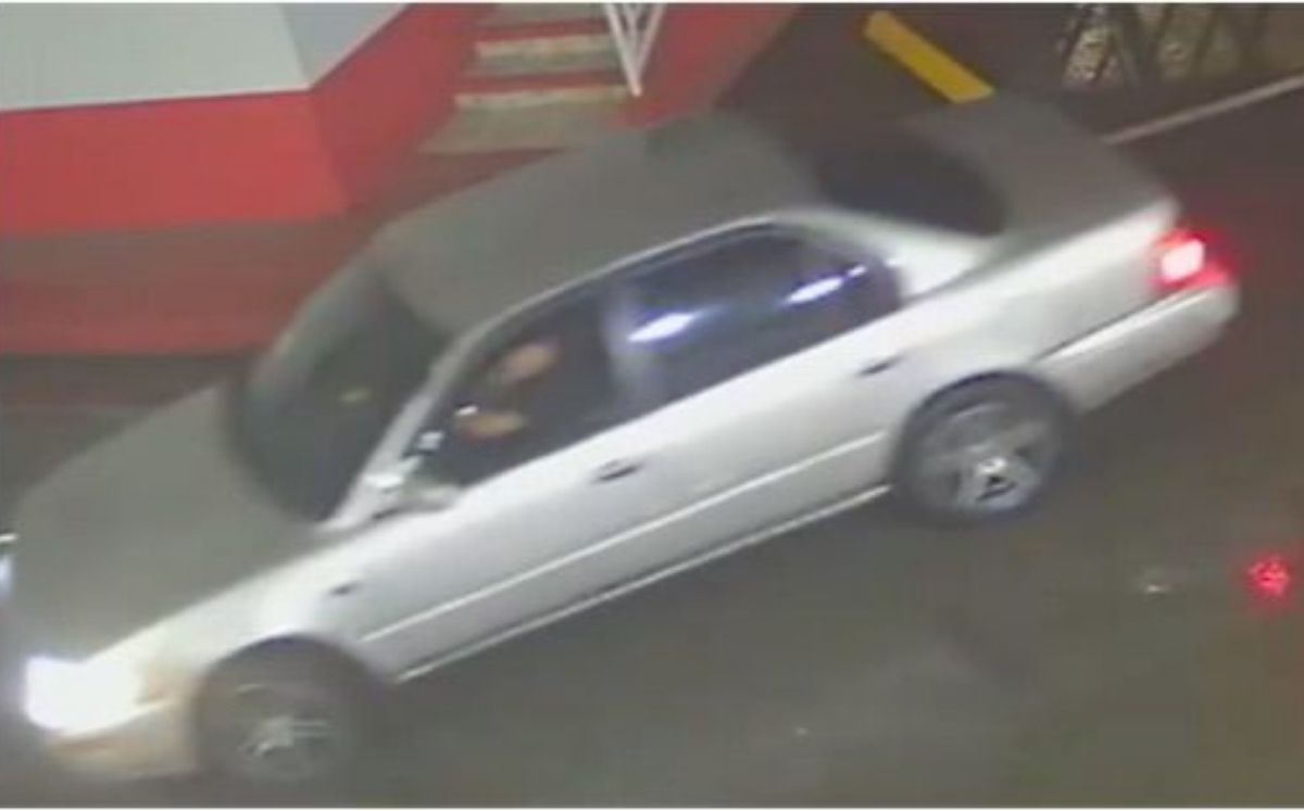 Carro presuntamente utilizado para cometer el delito. (OIJ)