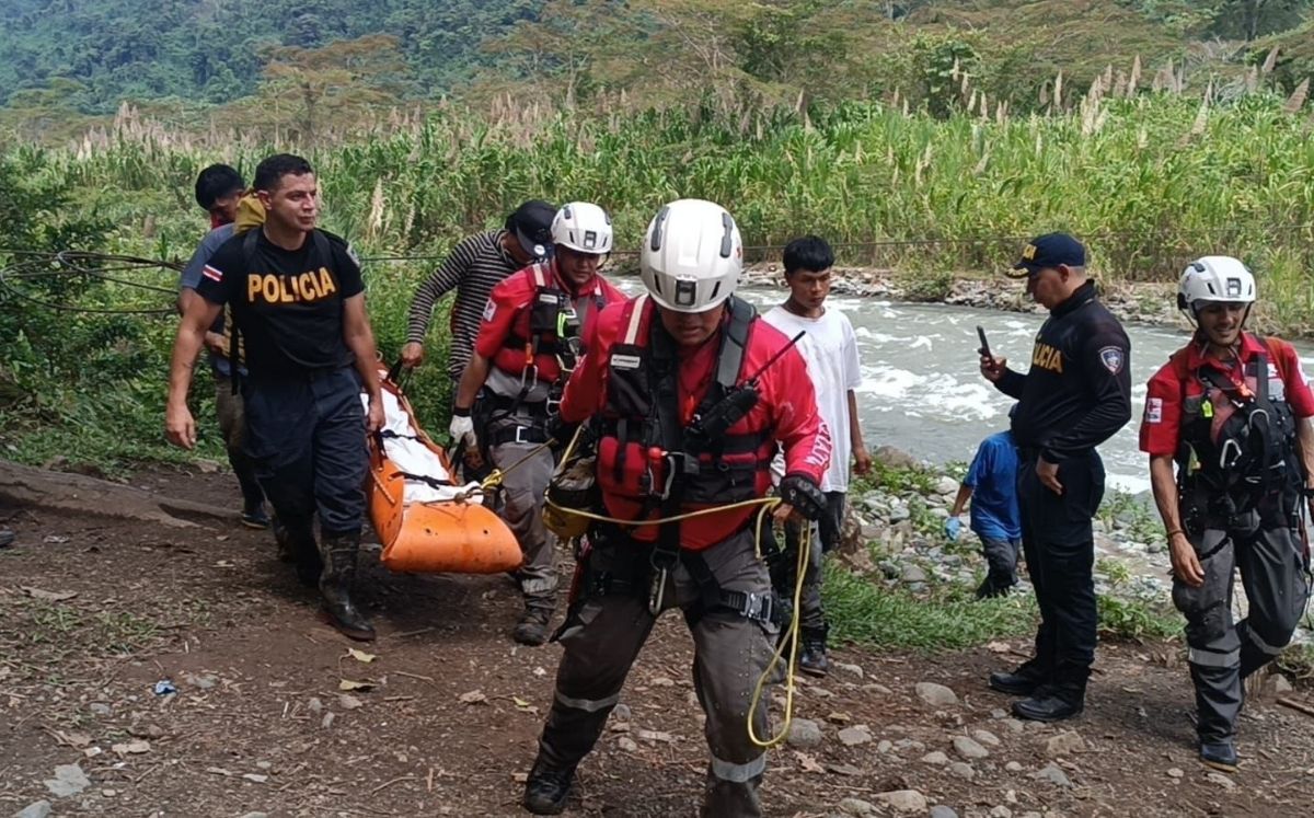 Cruz Roja realiza rescate tras caída de persona al Río Chirripó