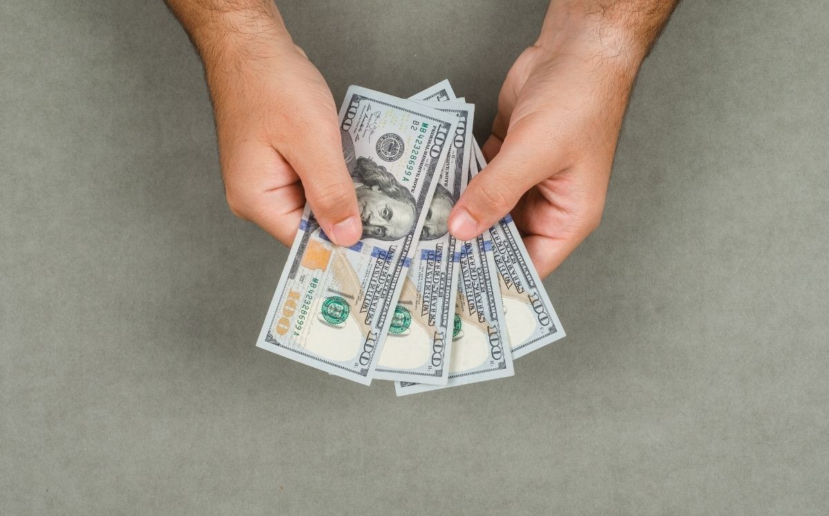 La diferencia entre ambos precios se conoce como spread.