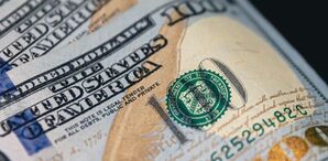 La diferencia entre ambos precios se conoce como spread.