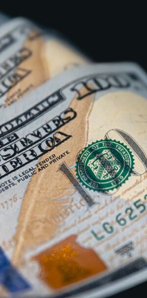 La diferencia entre ambos precios se conoce como spread.