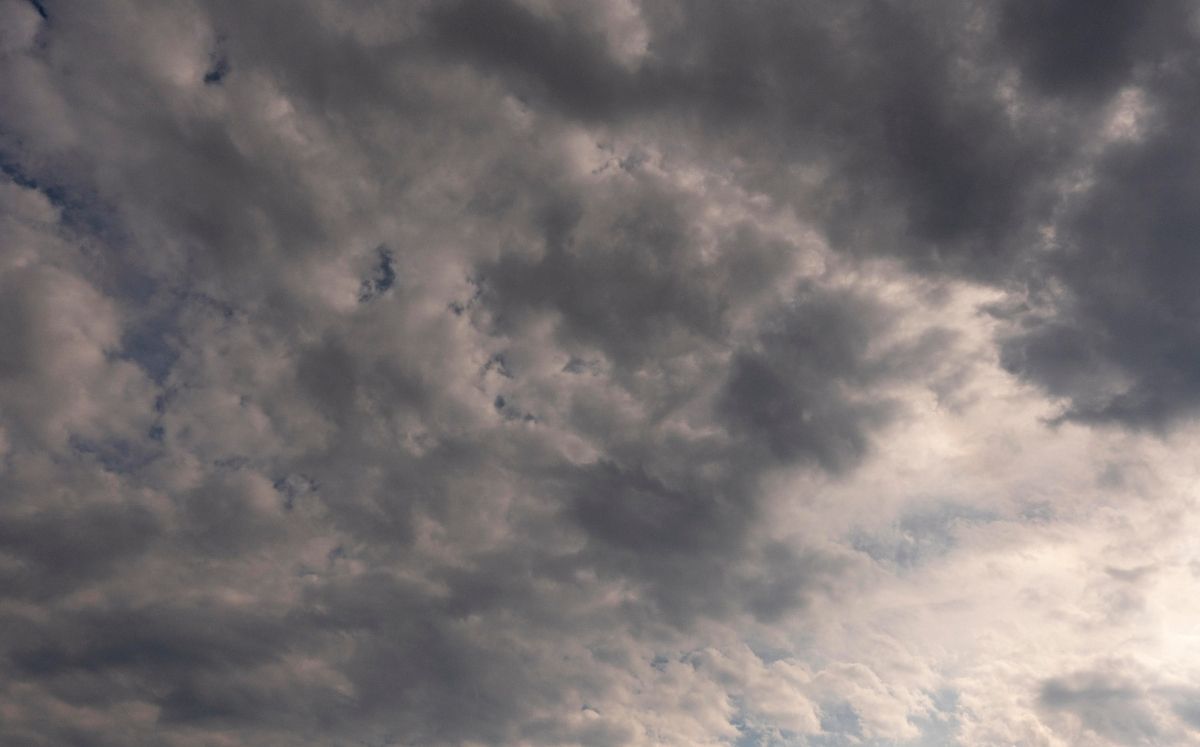 Vientos alisios y lluvias marcarán las condiciones del tiempo este lunes.