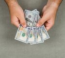 La diferencia entre ambos precios se conoce como spread.