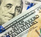 La diferencia entre ambos precios se conoce como spread.