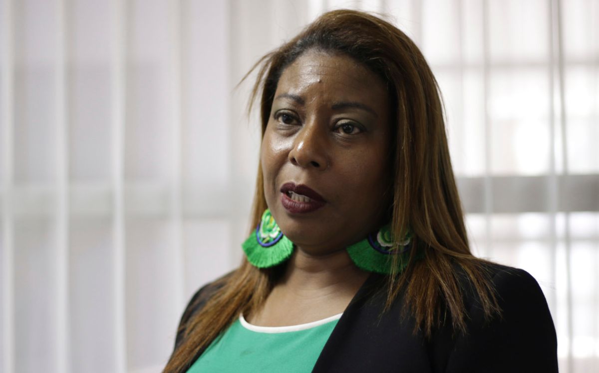 Esmeralda Britton denuncia discriminación en colegio