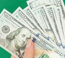 La diferencia entre ambos precios se conoce como spread.