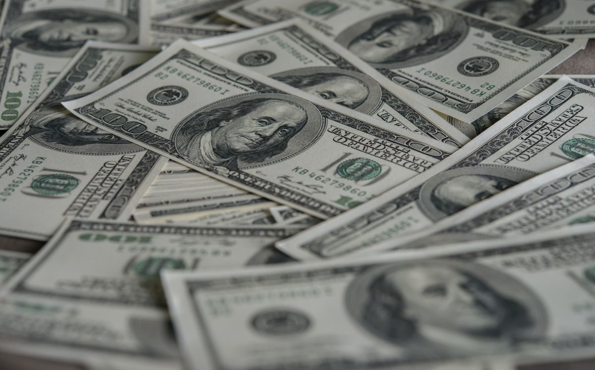 La diferencia entre ambos precios se conoce como spread.