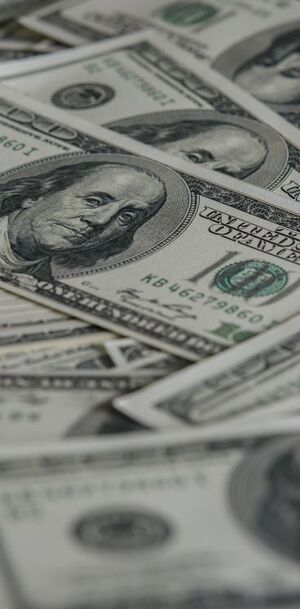 La diferencia entre ambos precios se conoce como spread.