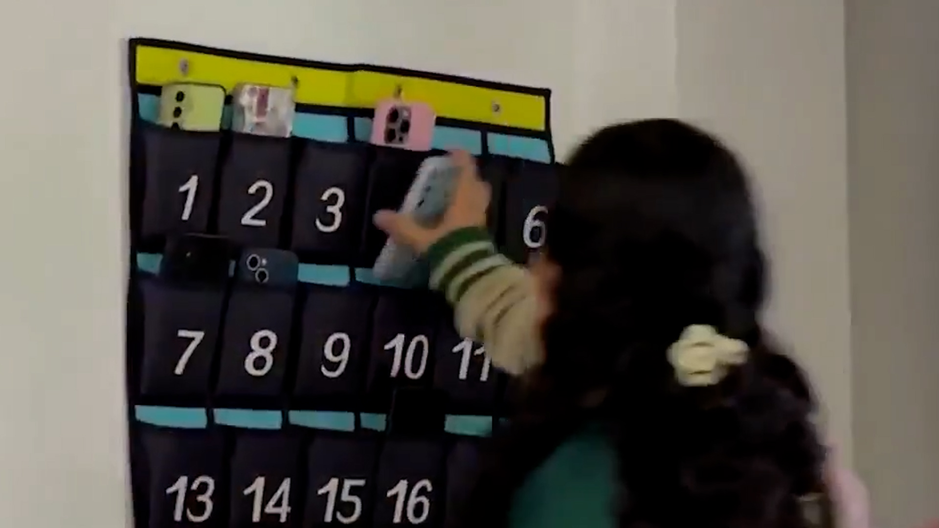 Prohíben celulares en colegio de Desamparados