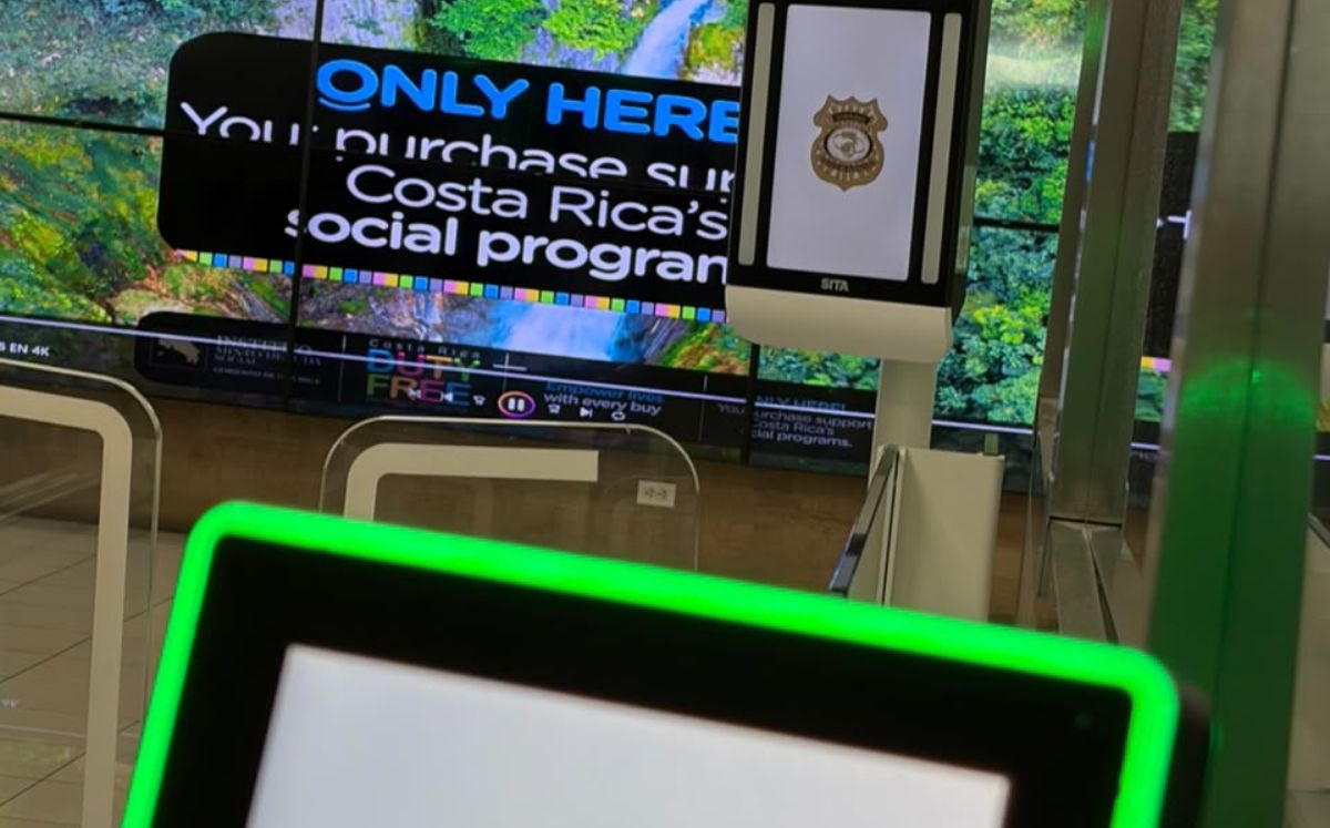 Aeropuerto Juan Santamaría estrena primeras cuatro puertas biométricas para costarricenses