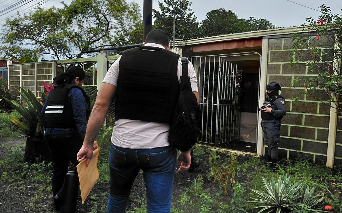 Funcionaria de Migración detenida por presunto trámite irregular