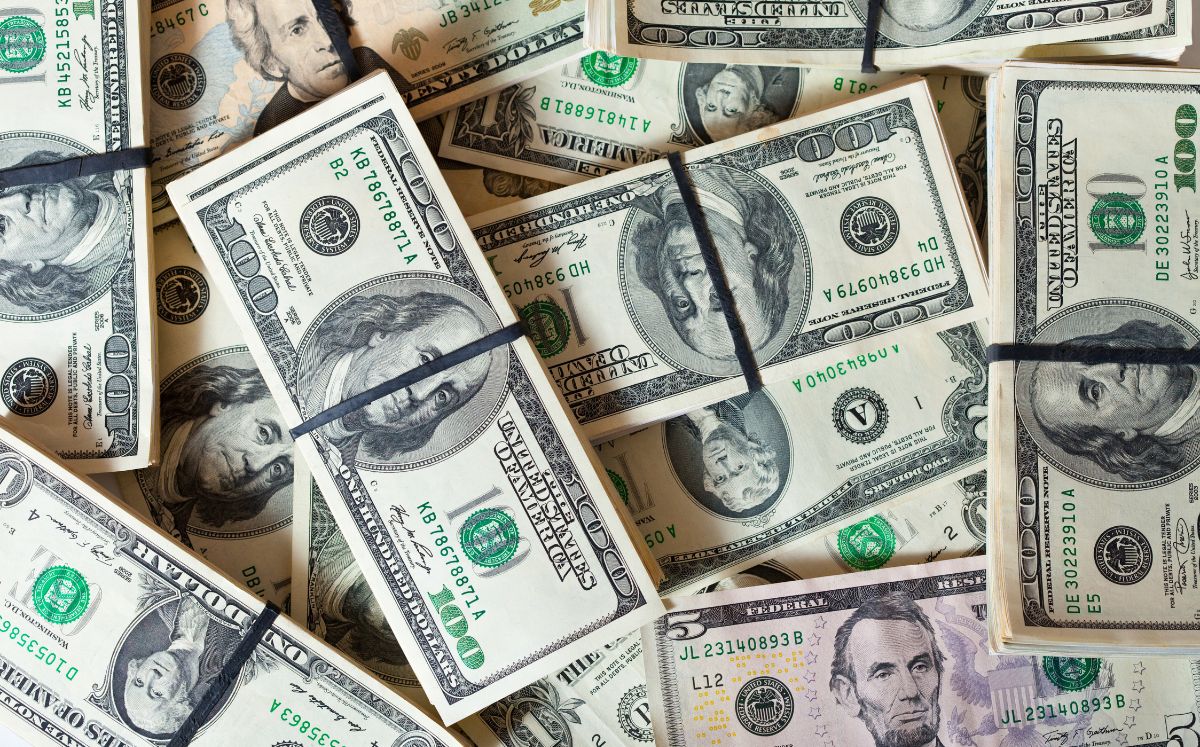 La diferencia entre ambos precios se conoce como spread.