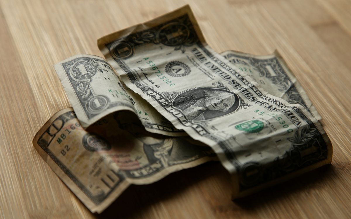 La diferencia entre ambos precios se conoce como spread.