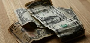 La diferencia entre ambos precios se conoce como spread.