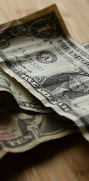 La diferencia entre ambos precios se conoce como spread.