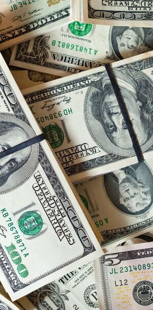 La diferencia entre ambos precios se conoce como spread.