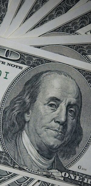 La diferencia entre ambos precios se conoce como spread.