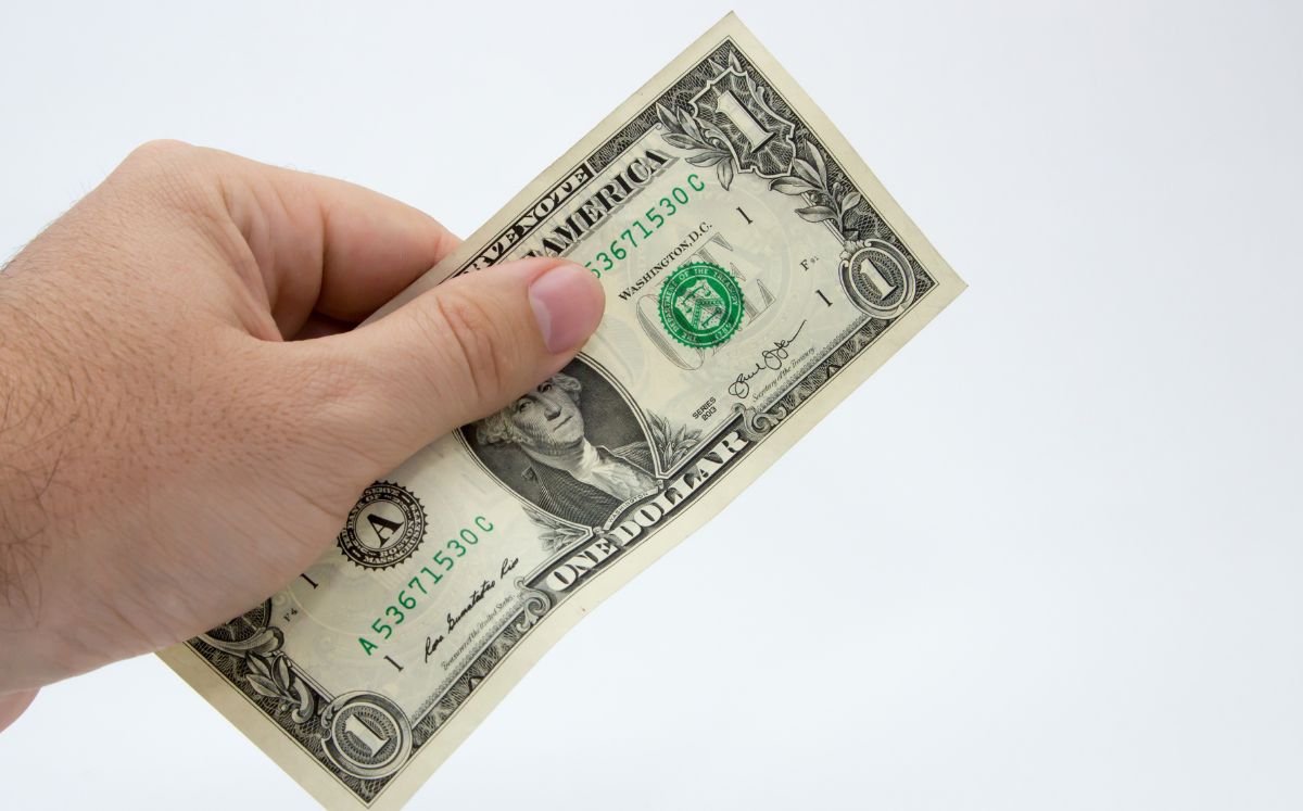 La diferencia entre ambos precios se conoce como spread.
