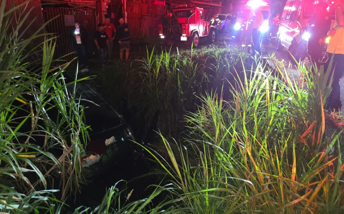 Vehículo cae al cauce de un río en Moravia. (Bomberos de Costa Rica)