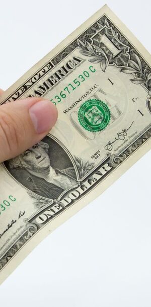 La diferencia entre ambos precios se conoce como spread.