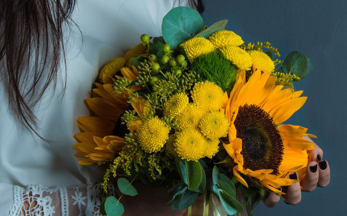 El amarillo está relacionado con la felicidad y la celebración por la vida.