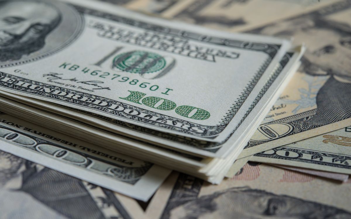 La diferencia entre ambos precios se conoce como spread.