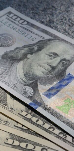 La diferencia entre ambos precios se conoce como spread.