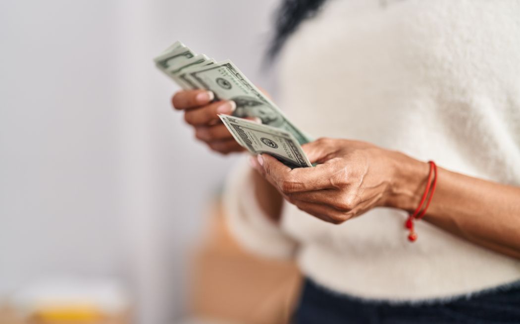 La diferencia entre ambos precios se conoce como spread.