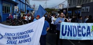 Sindicatos exigen fecha de pago en la CCSS