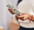 La diferencia entre ambos precios se conoce como spread.