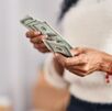 La diferencia entre ambos precios se conoce como spread.