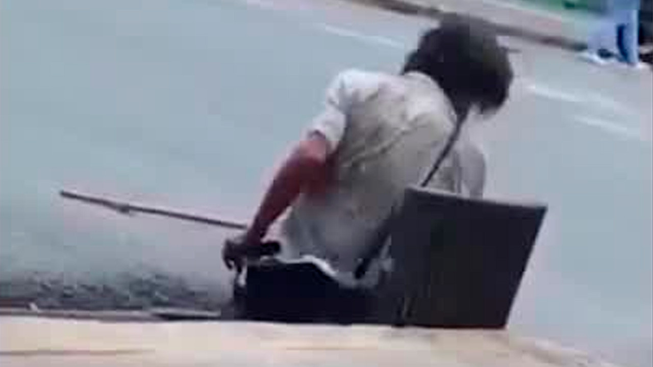 Captan a una persona saliendo de una alcantarilla en Limón