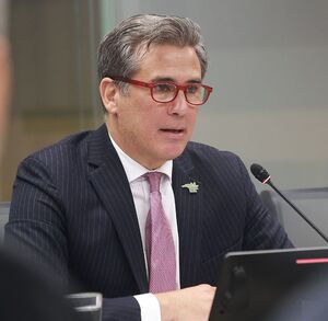 Laura Fernández despide a Manuel Tovar
