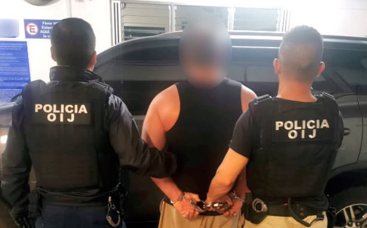 Sospechoso detenido por los agentes judiciales. (OIJ)
