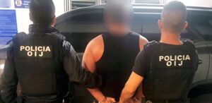 Sospechoso detenido por los agentes judiciales. (OIJ)