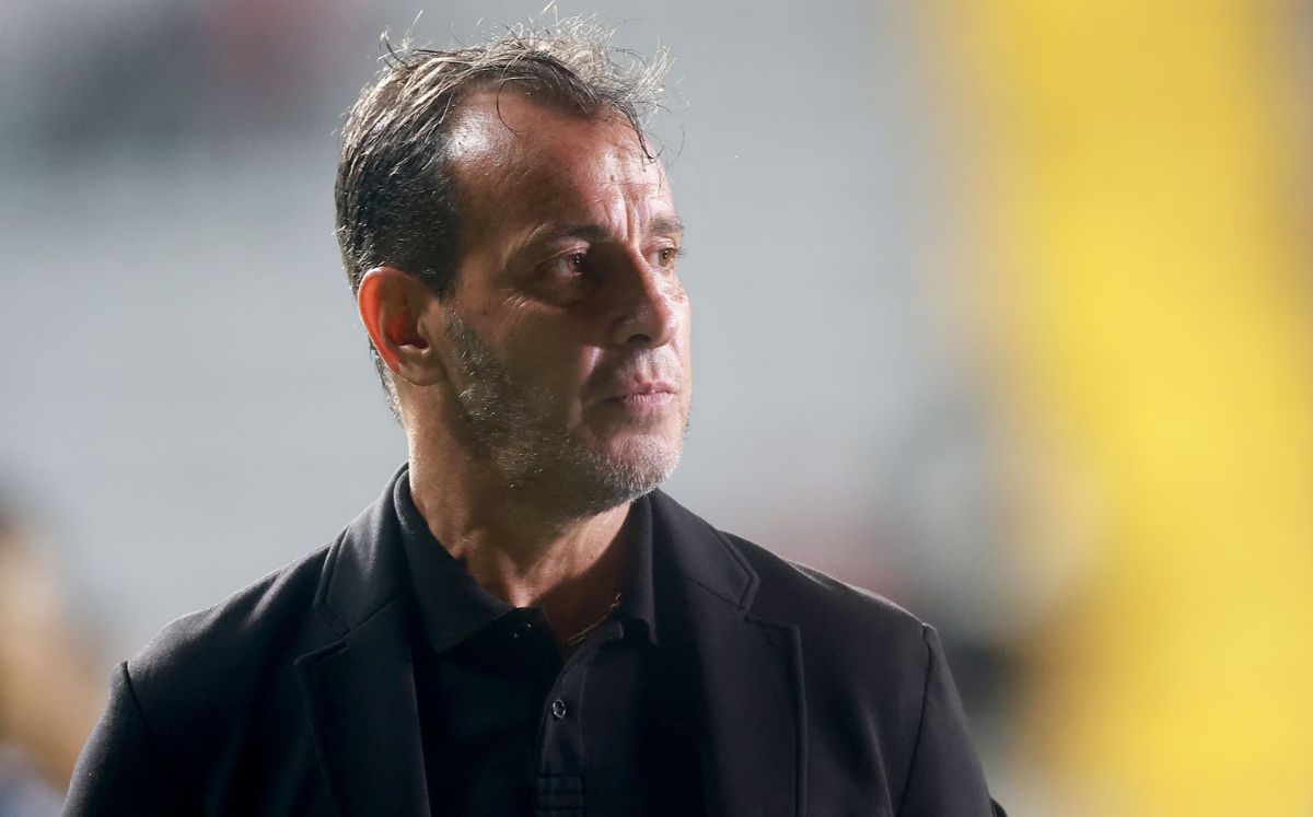 Fernando Batista deja de ser técnico de Costa Rica