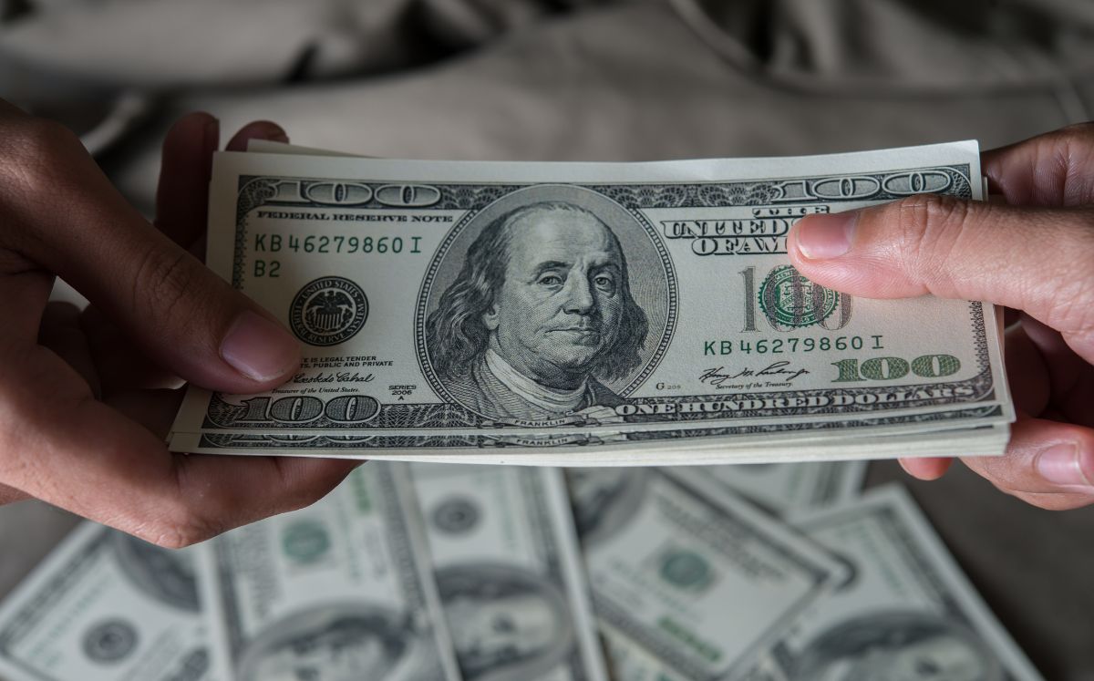 La diferencia entre ambos precios se conoce como spread.
