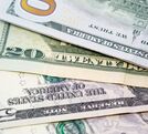La diferencia entre ambos precios se conoce como spread.
