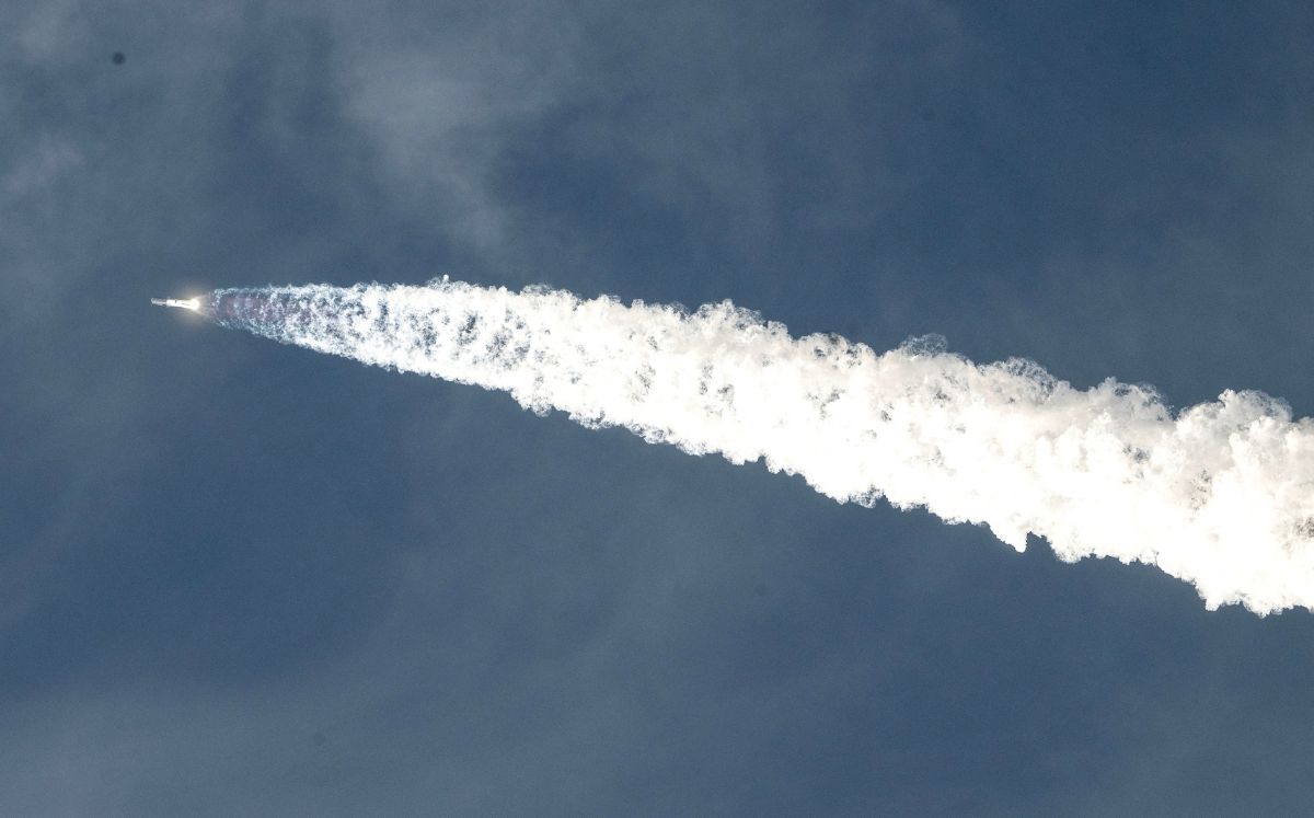 El megacohete desplegó en órbita los 26 satélites Starlink. (Foto por RONALDO SCHEMIDT / AFP)