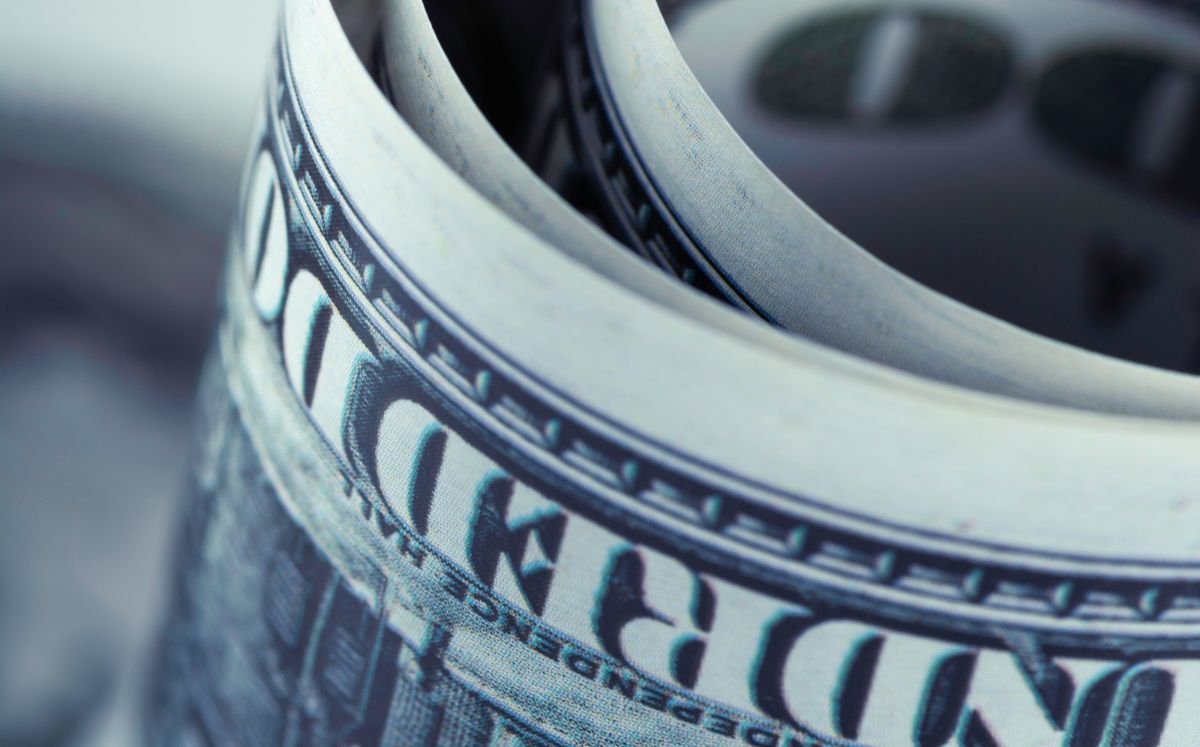La diferencia entre ambos precios se conoce como spread.