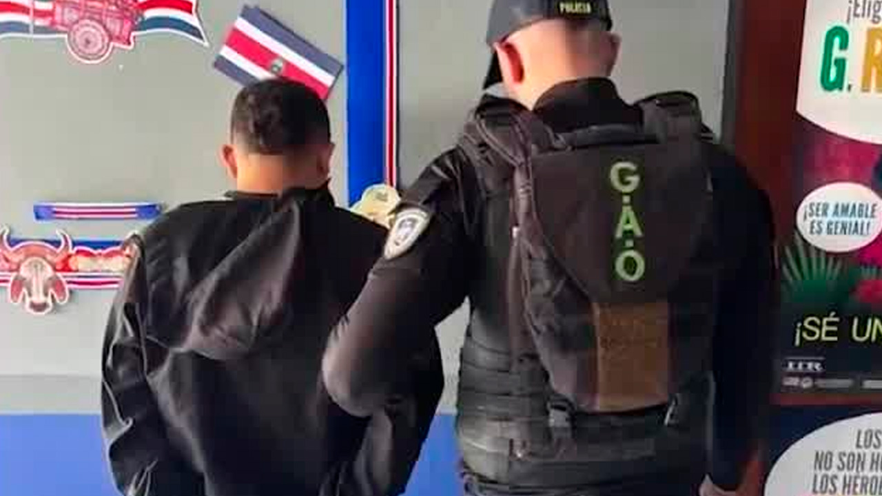 Sujetos habrían lanzado tres armas durante persecución policial