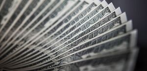 La diferencia entre ambos precios se conoce como spread.