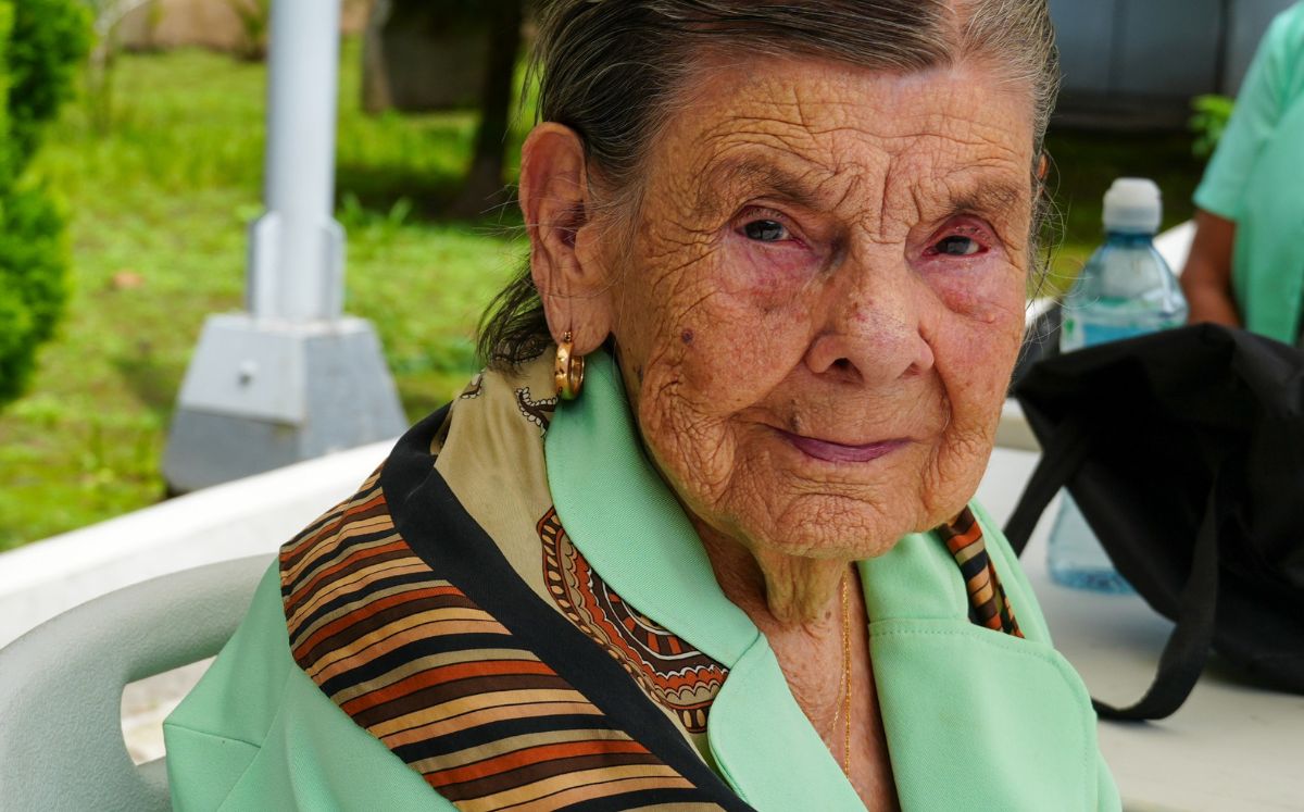 Anita Chinchilla, de 95 años, acudió a una cita médica y recibió un reconocimiento especial durante el Día de la Persona Adulta Mayor.