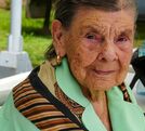 Anita Chinchilla, de 95 años, acudió a una cita médica y recibió un reconocimiento especial durante el Día de la Persona Adulta Mayor.