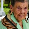 Anita Chinchilla, de 95 años, acudió a una cita médica y recibió un reconocimiento especial durante el Día de la Persona Adulta Mayor.