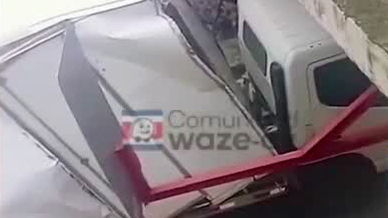 Camión ignora las señales y queda atascado bajo un puente en San José