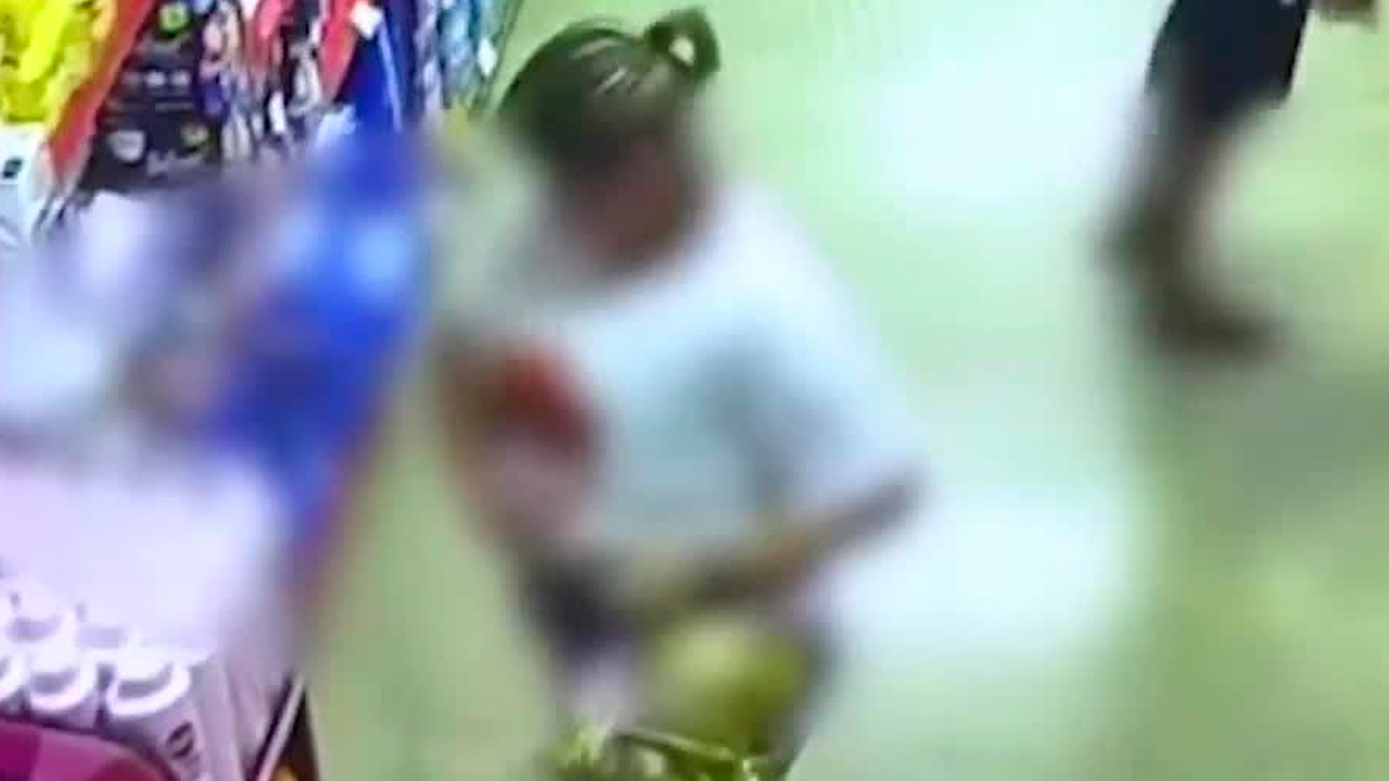 Captan a mujer ocultando productos de un supermercado