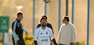 Messi deja la selección tras 21 años, 207 partidos y 125 goles. (Foto por JUAN MABROMATA / AFP)